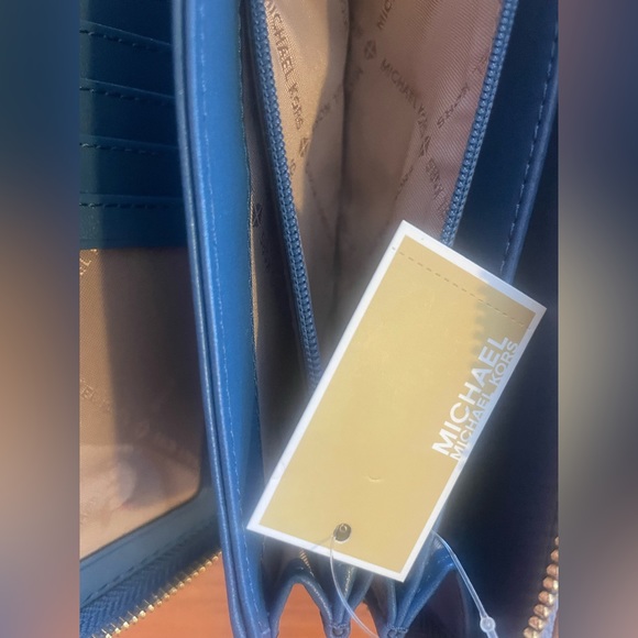Michael Kors Wallet - Picture 9 of 16